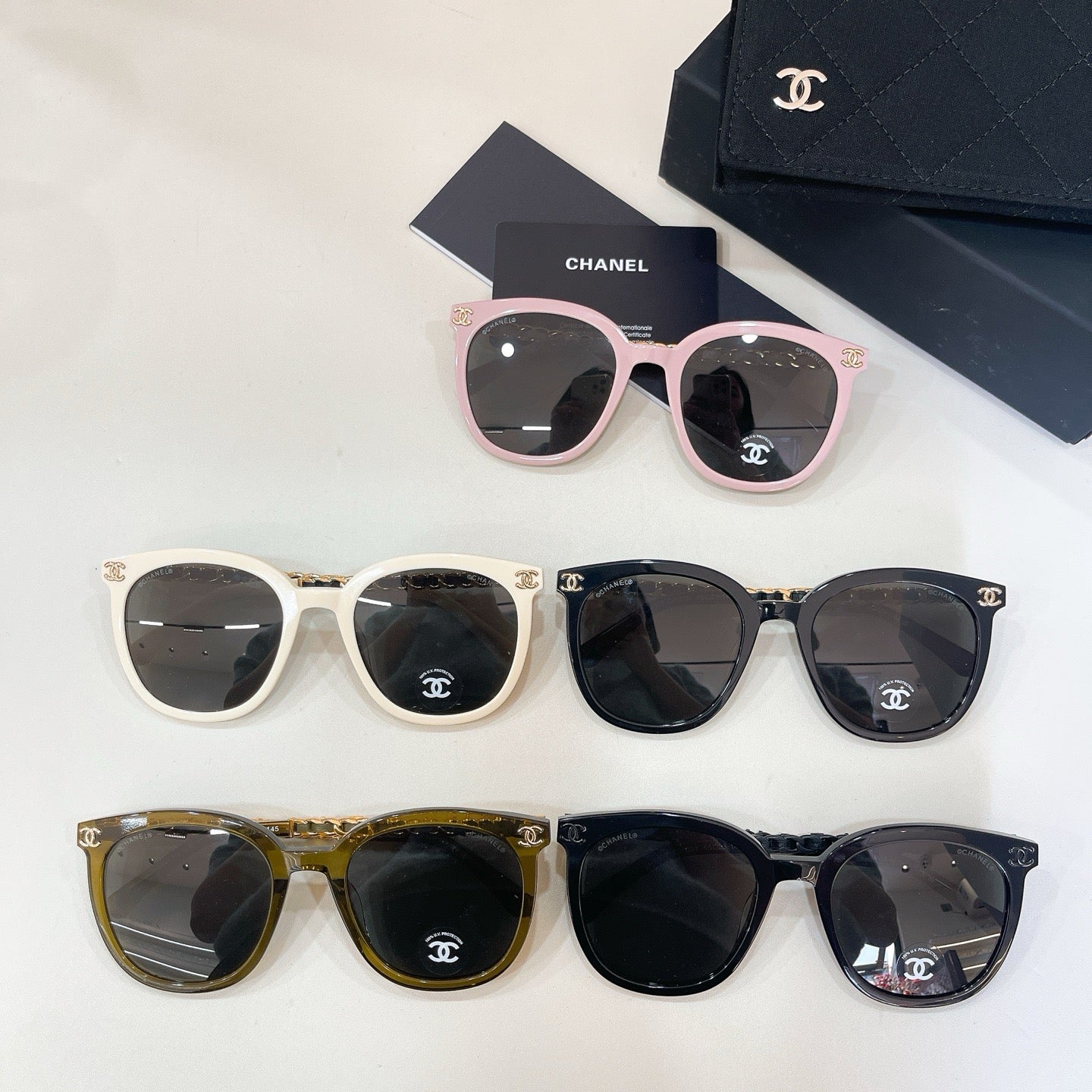 Mehrfarbige Sonnenbrille
