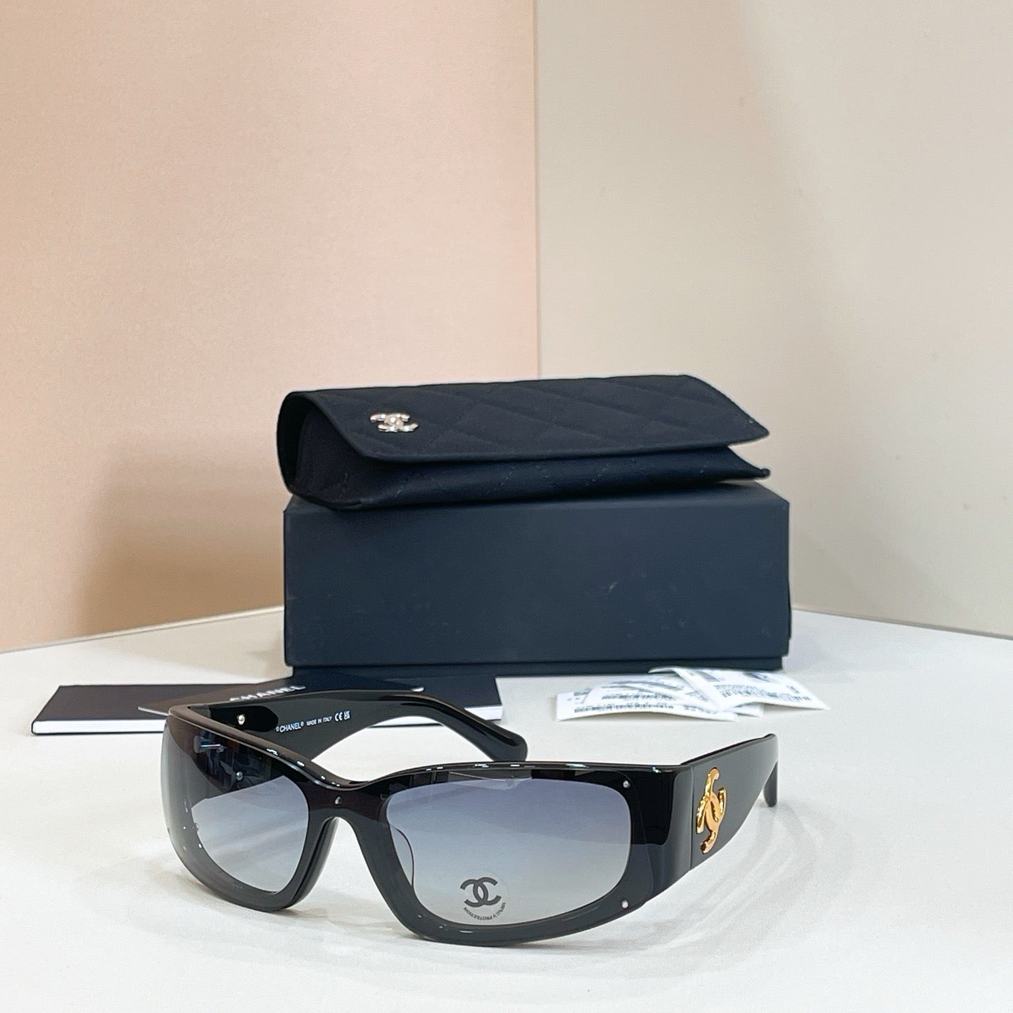 Mehrfarbige Sonnenbrille