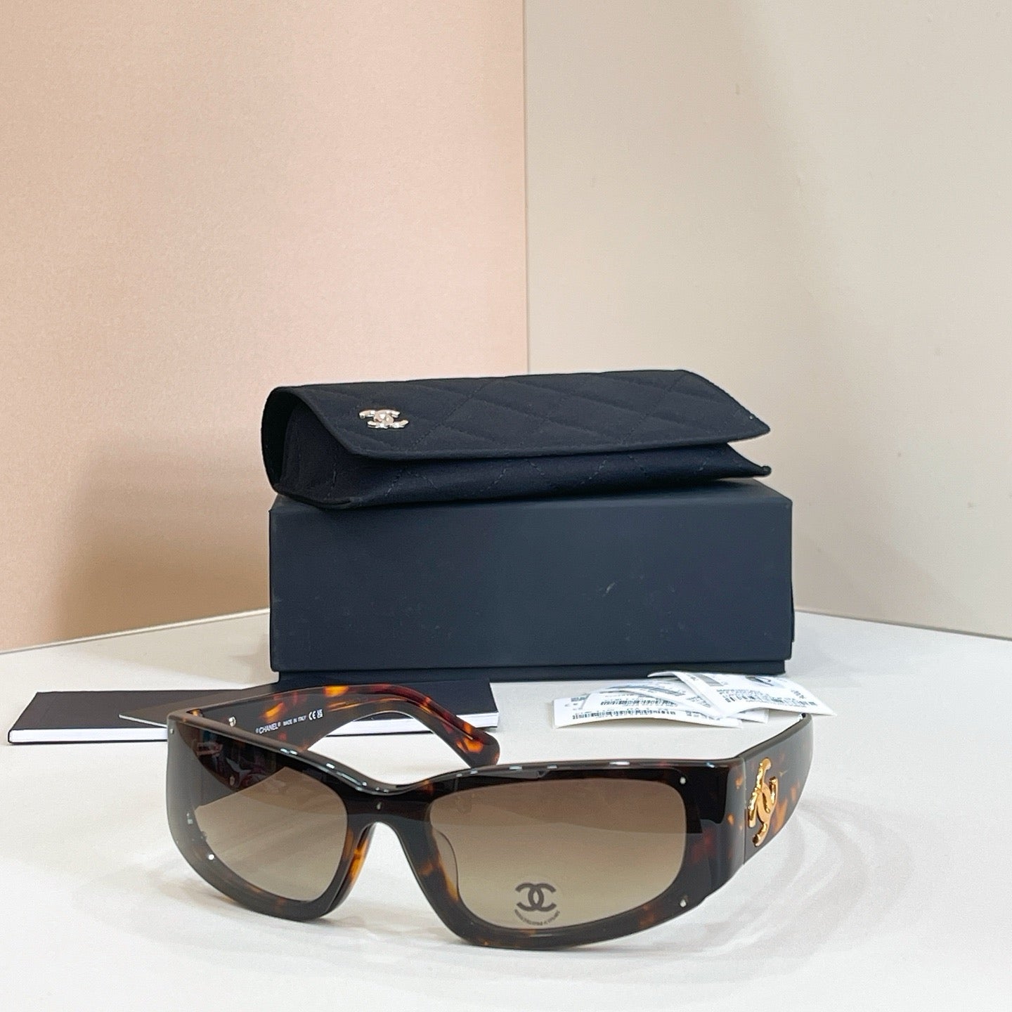 Mehrfarbige Sonnenbrille