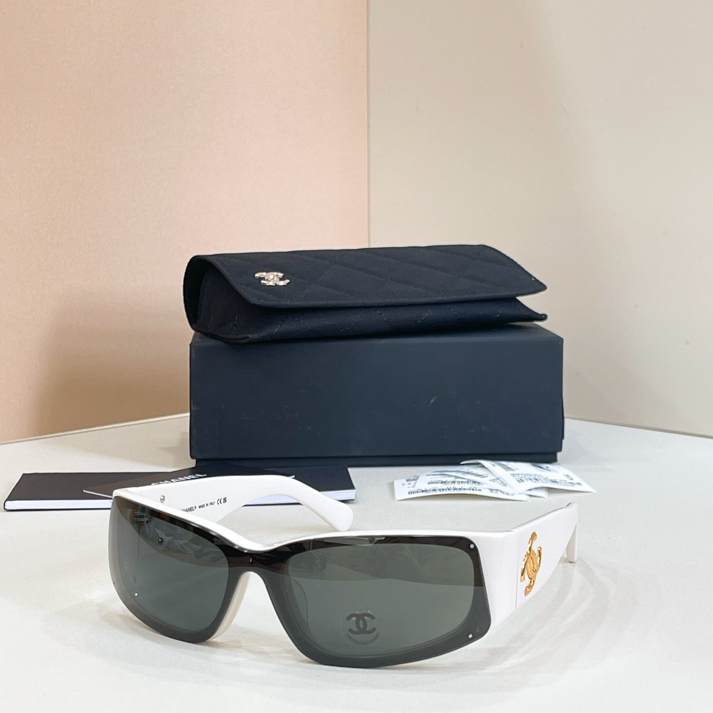 Mehrfarbige Sonnenbrille
