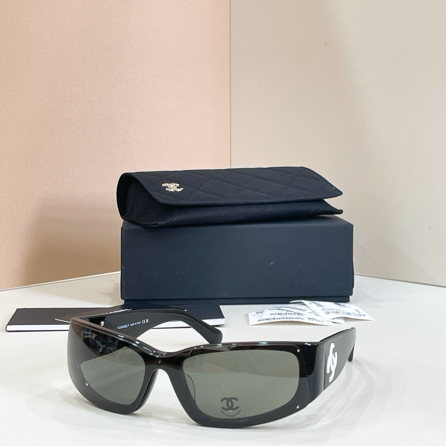 Mehrfarbige Sonnenbrille