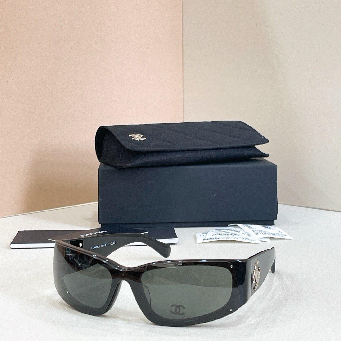 Mehrfarbige Sonnenbrille