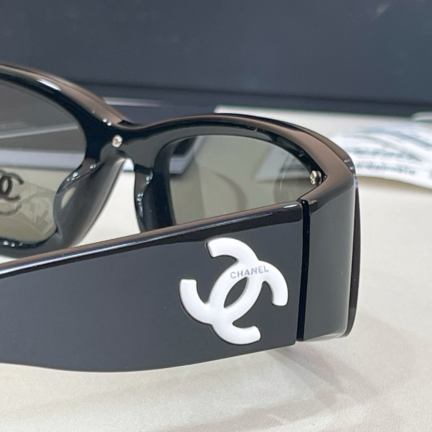 Mehrfarbige Sonnenbrille