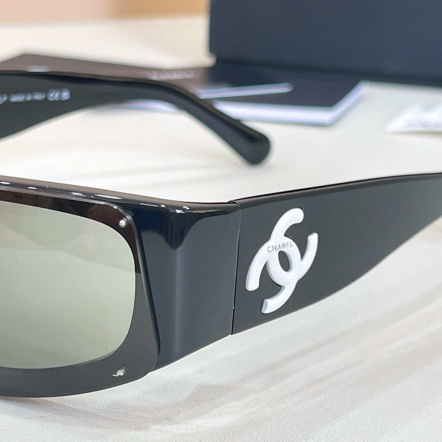Mehrfarbige Sonnenbrille