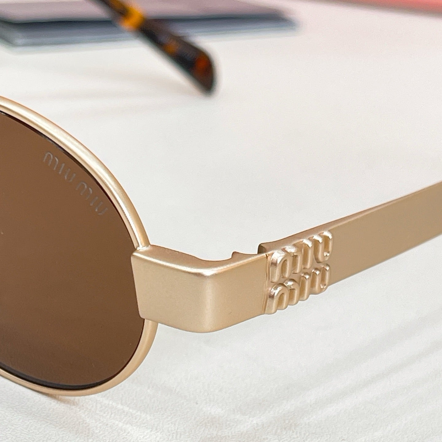 Mehrfarbige Sonnenbrille