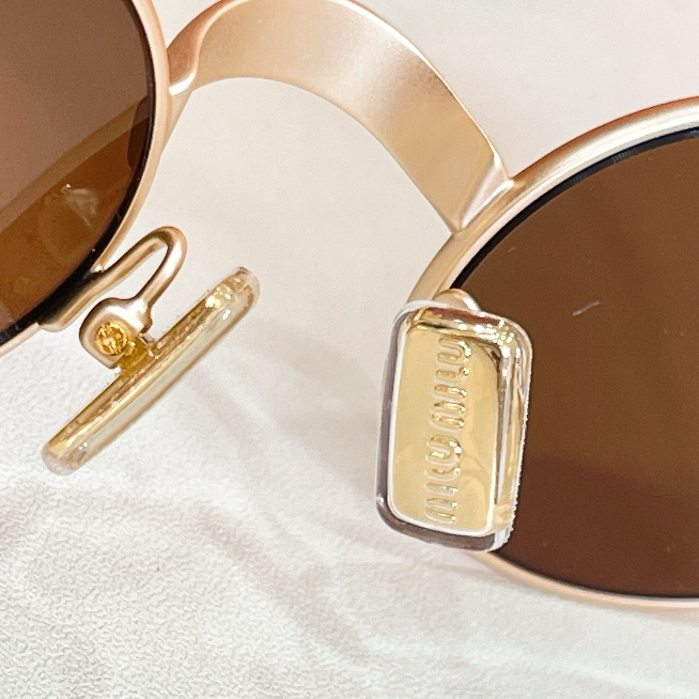 Mehrfarbige Sonnenbrille