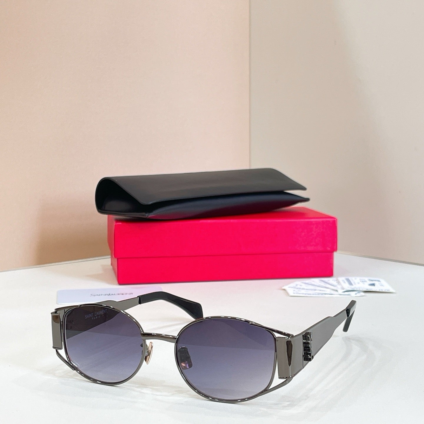 Mehrfarbige Sonnenbrille