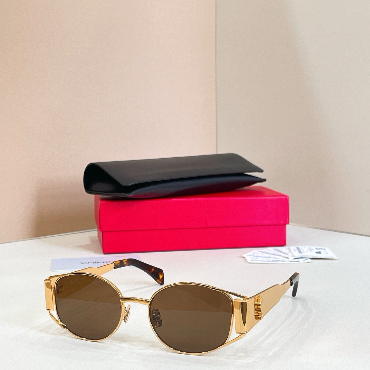 Mehrfarbige Sonnenbrille