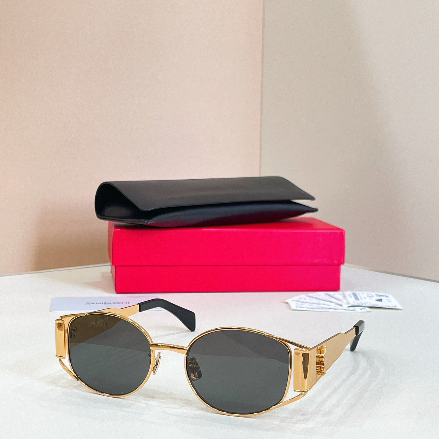 Mehrfarbige Sonnenbrille