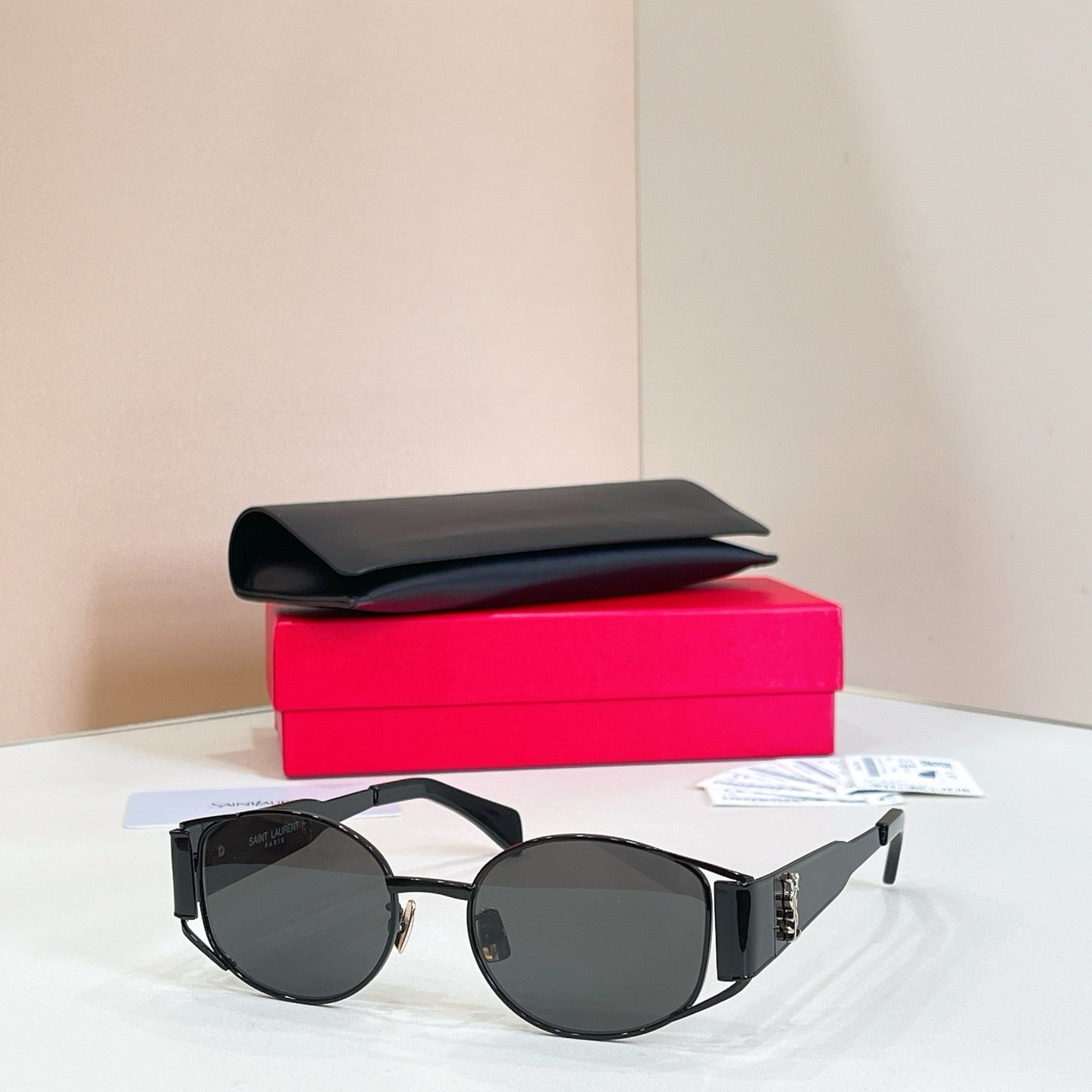 Mehrfarbige Sonnenbrille