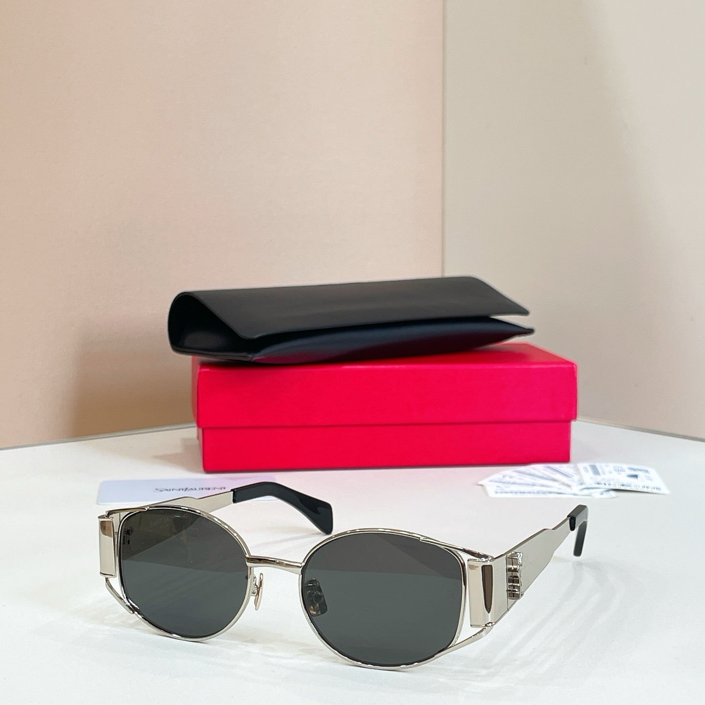 Mehrfarbige Sonnenbrille
