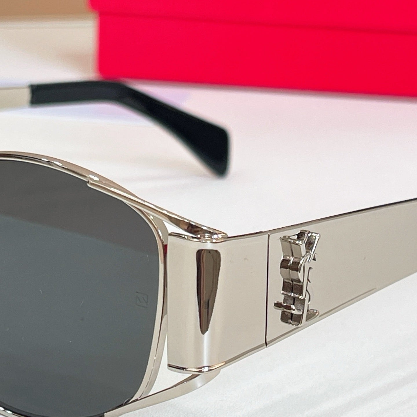 Mehrfarbige Sonnenbrille