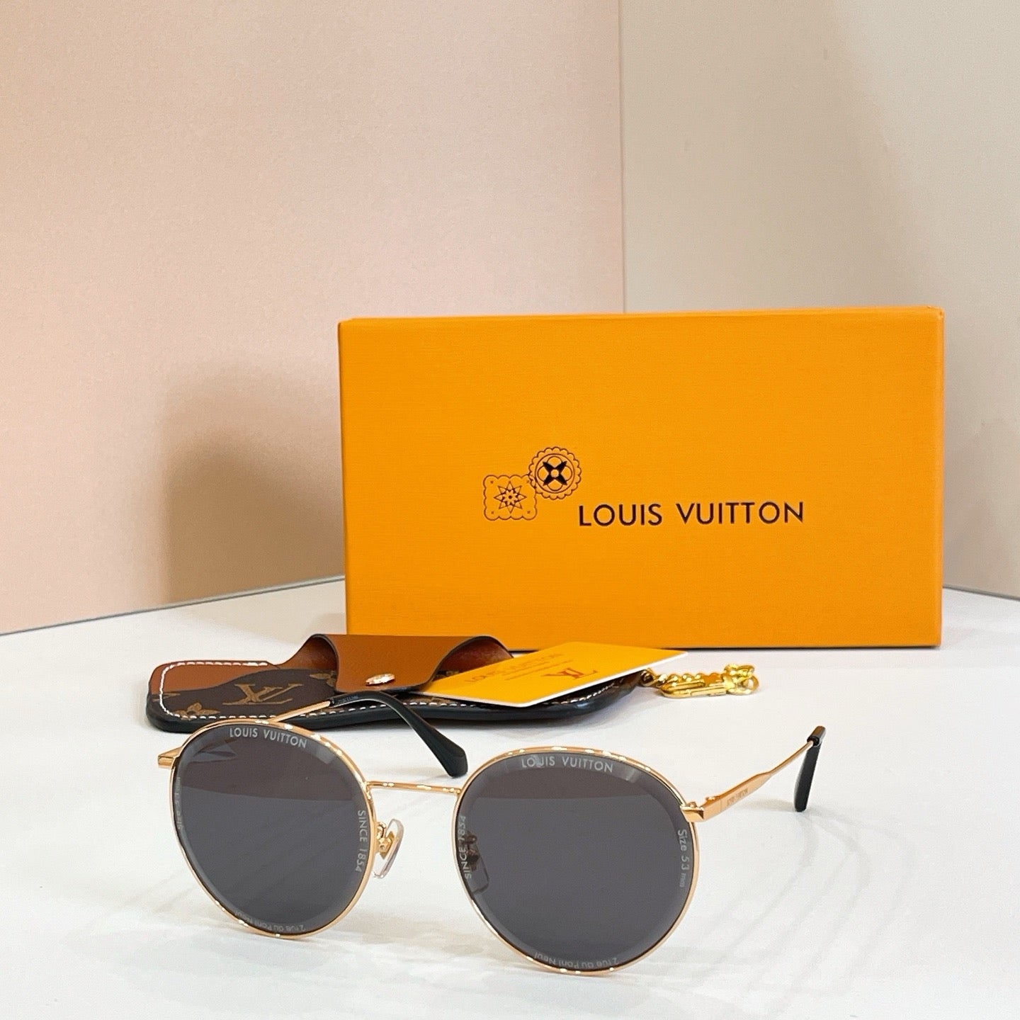 Mehrfarbige Sonnenbrille
