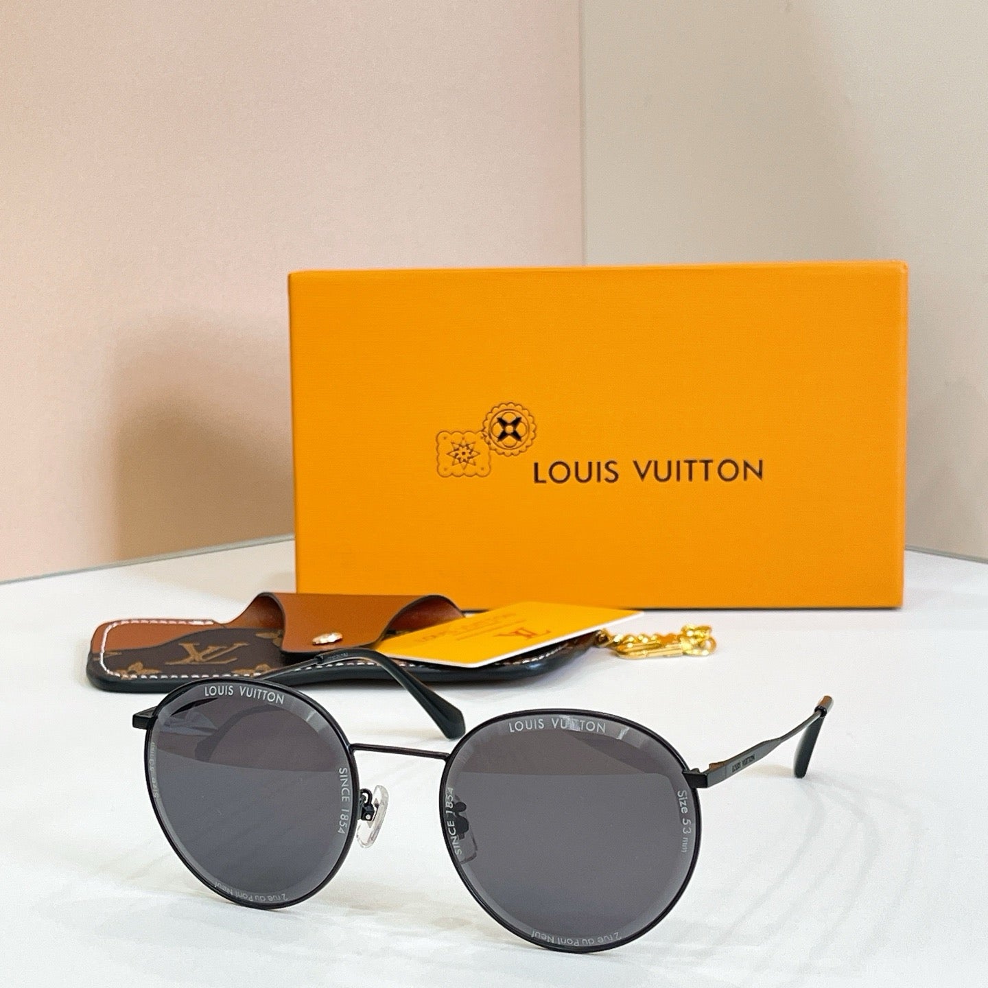 Mehrfarbige Sonnenbrille