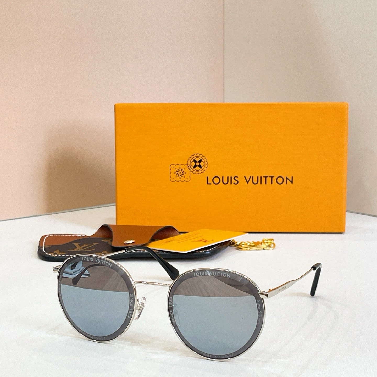Mehrfarbige Sonnenbrille