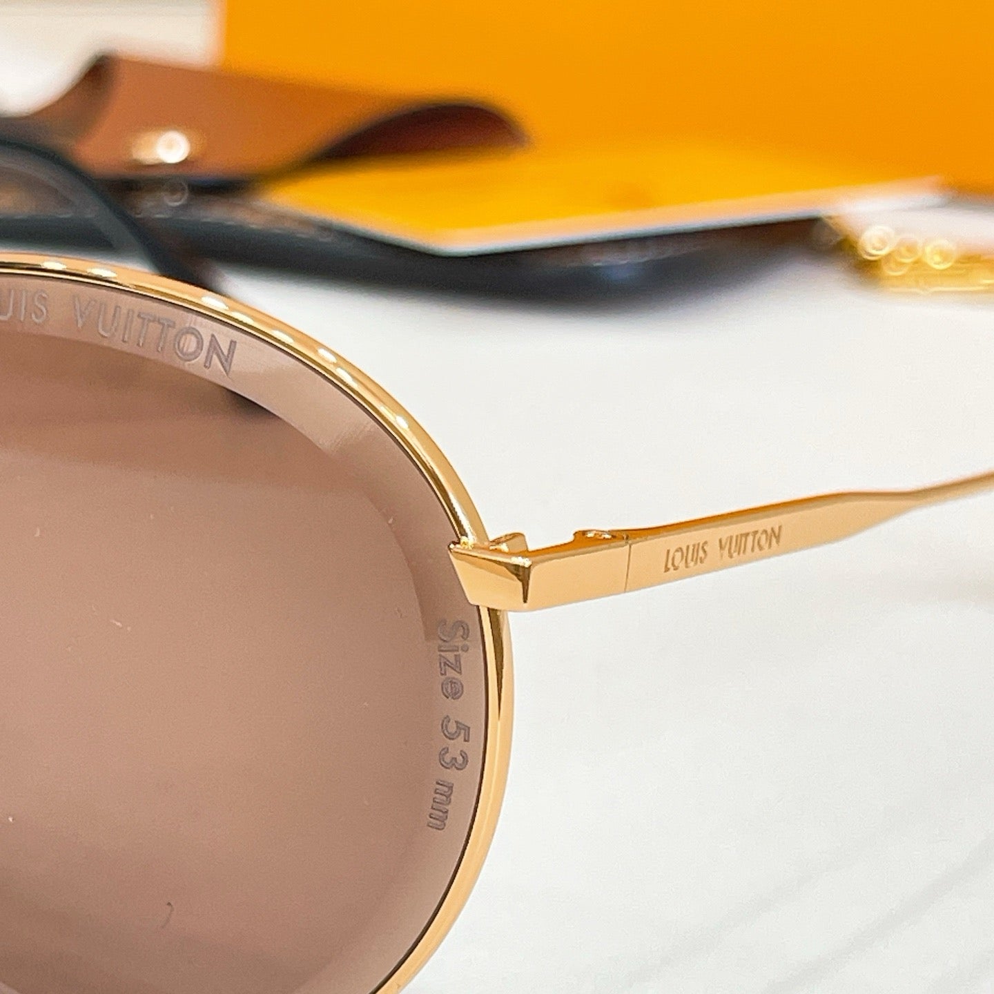 Mehrfarbige Sonnenbrille