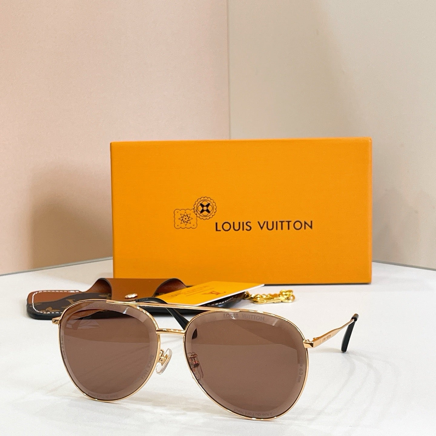 Mehrfarbige Sonnenbrille