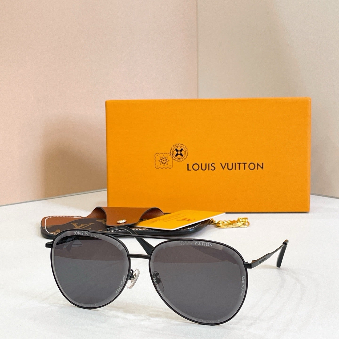 Mehrfarbige Sonnenbrille
