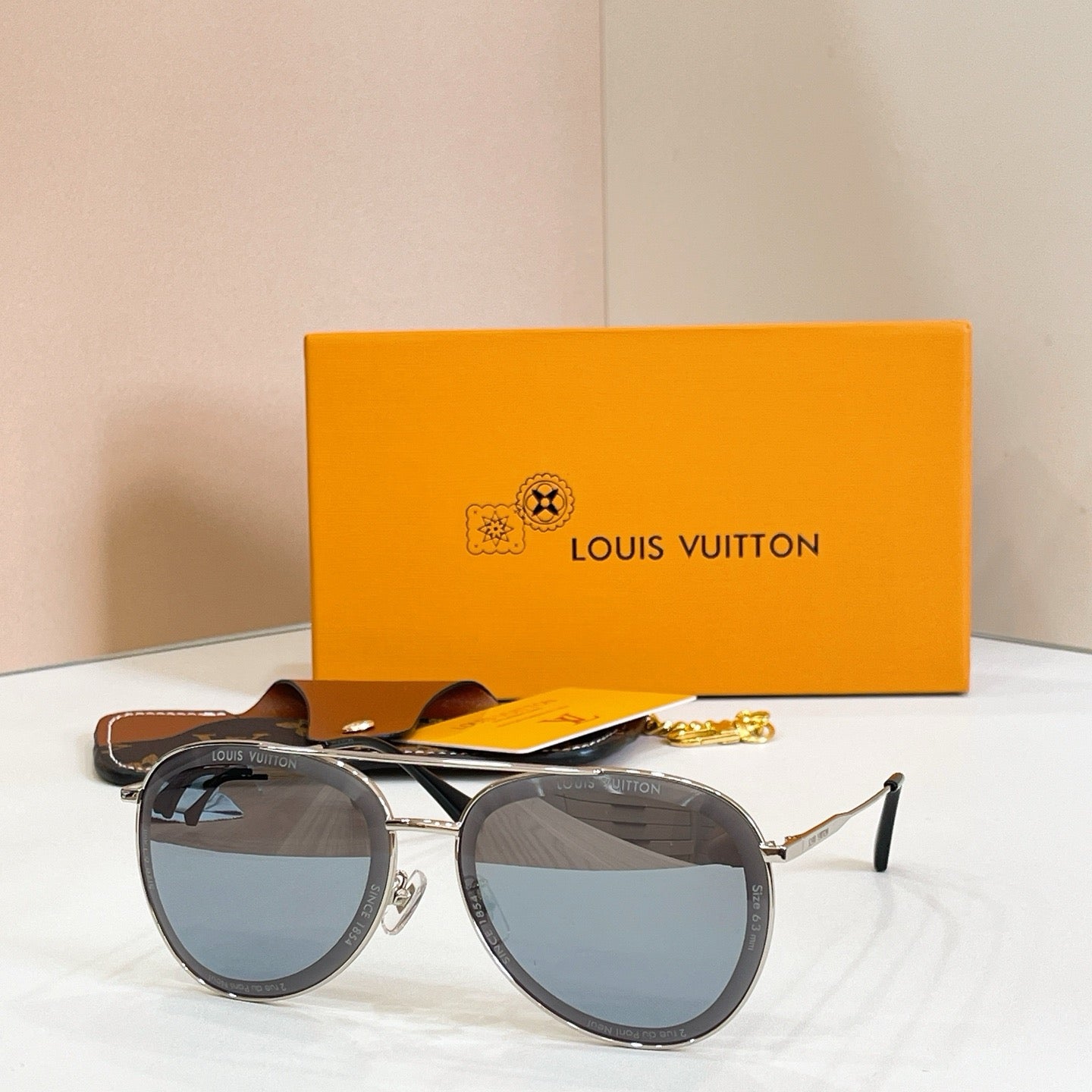 Mehrfarbige Sonnenbrille