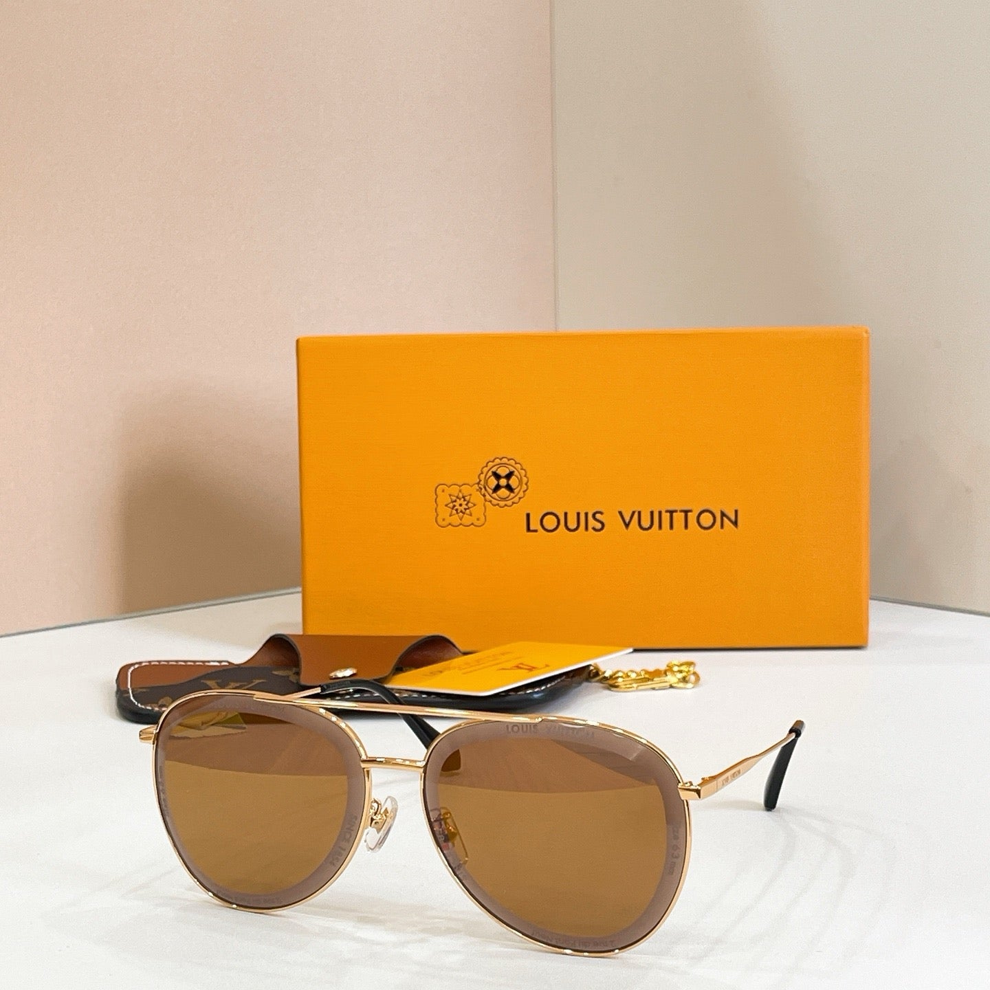Mehrfarbige Sonnenbrille
