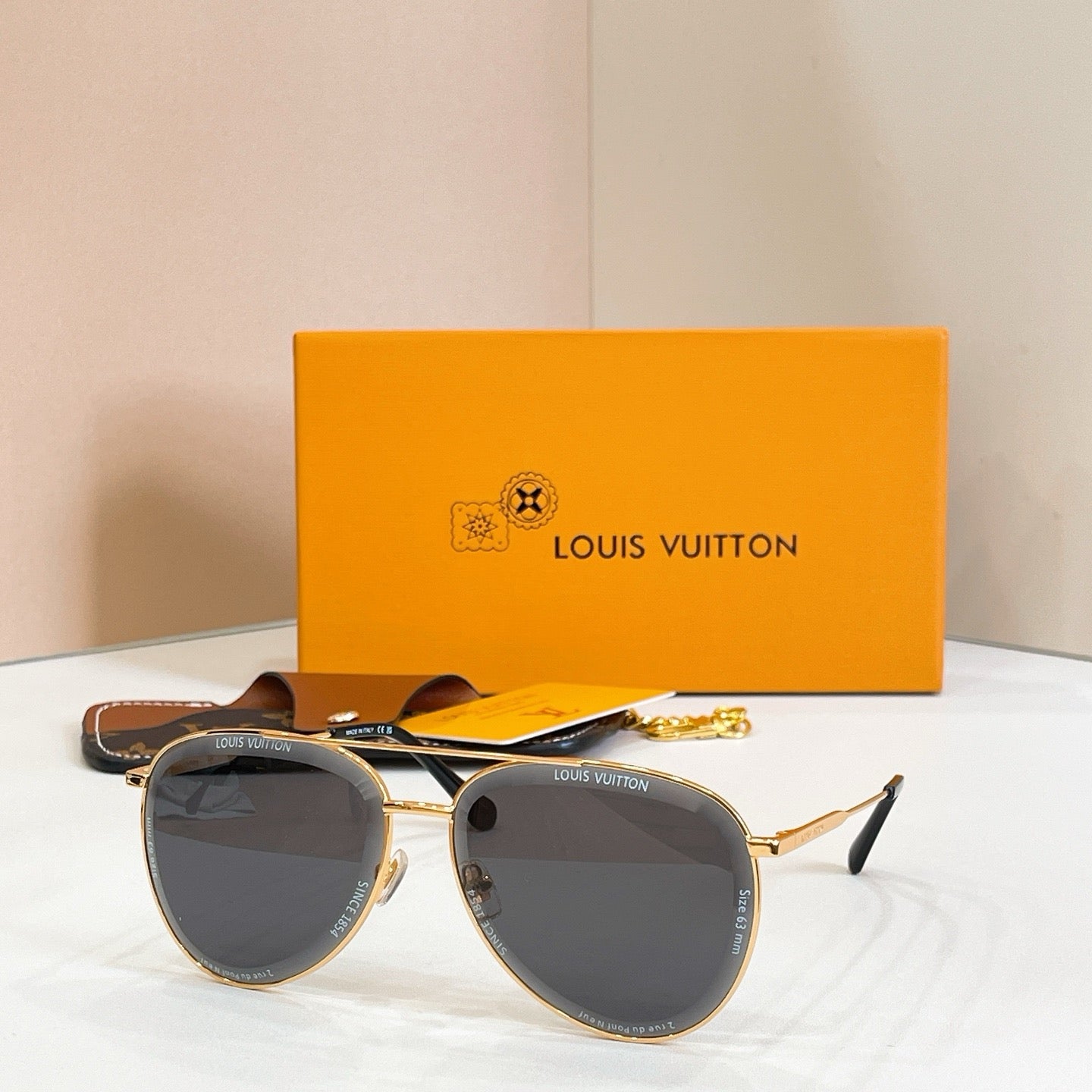 Mehrfarbige Sonnenbrille