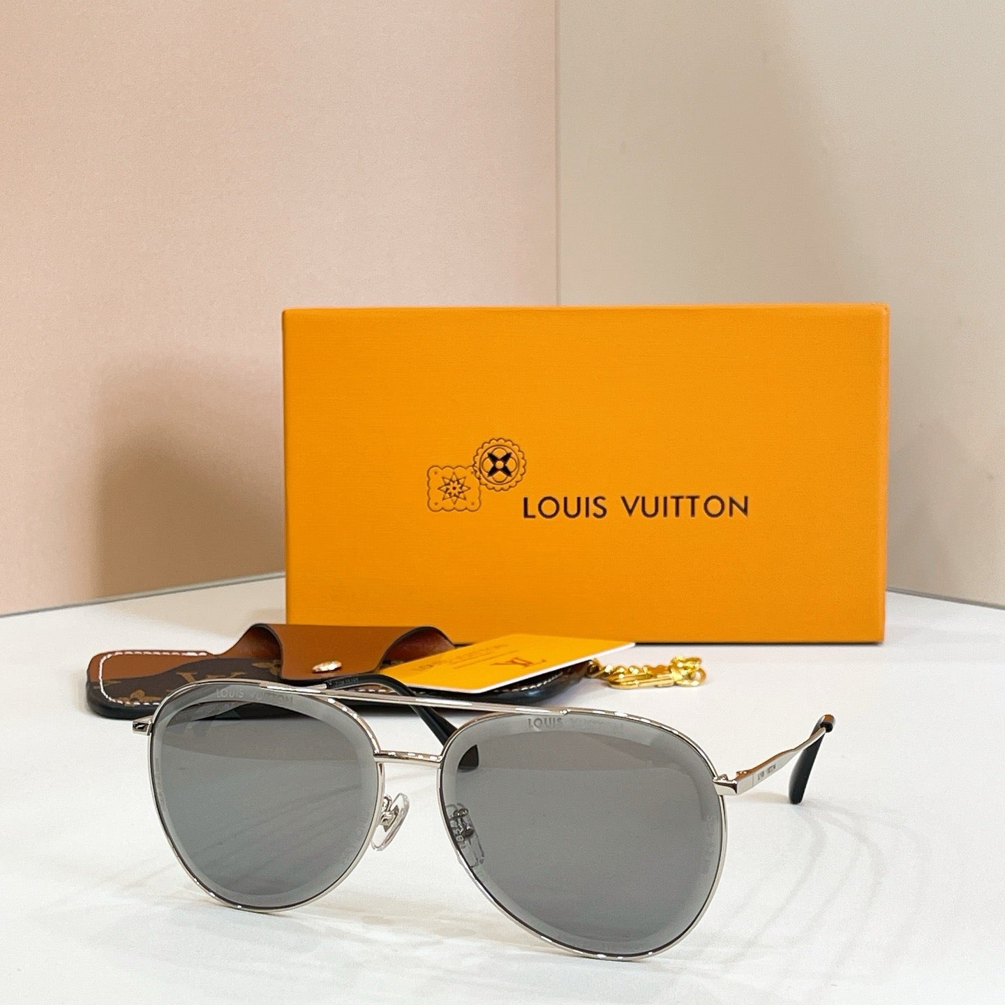 Mehrfarbige Sonnenbrille
