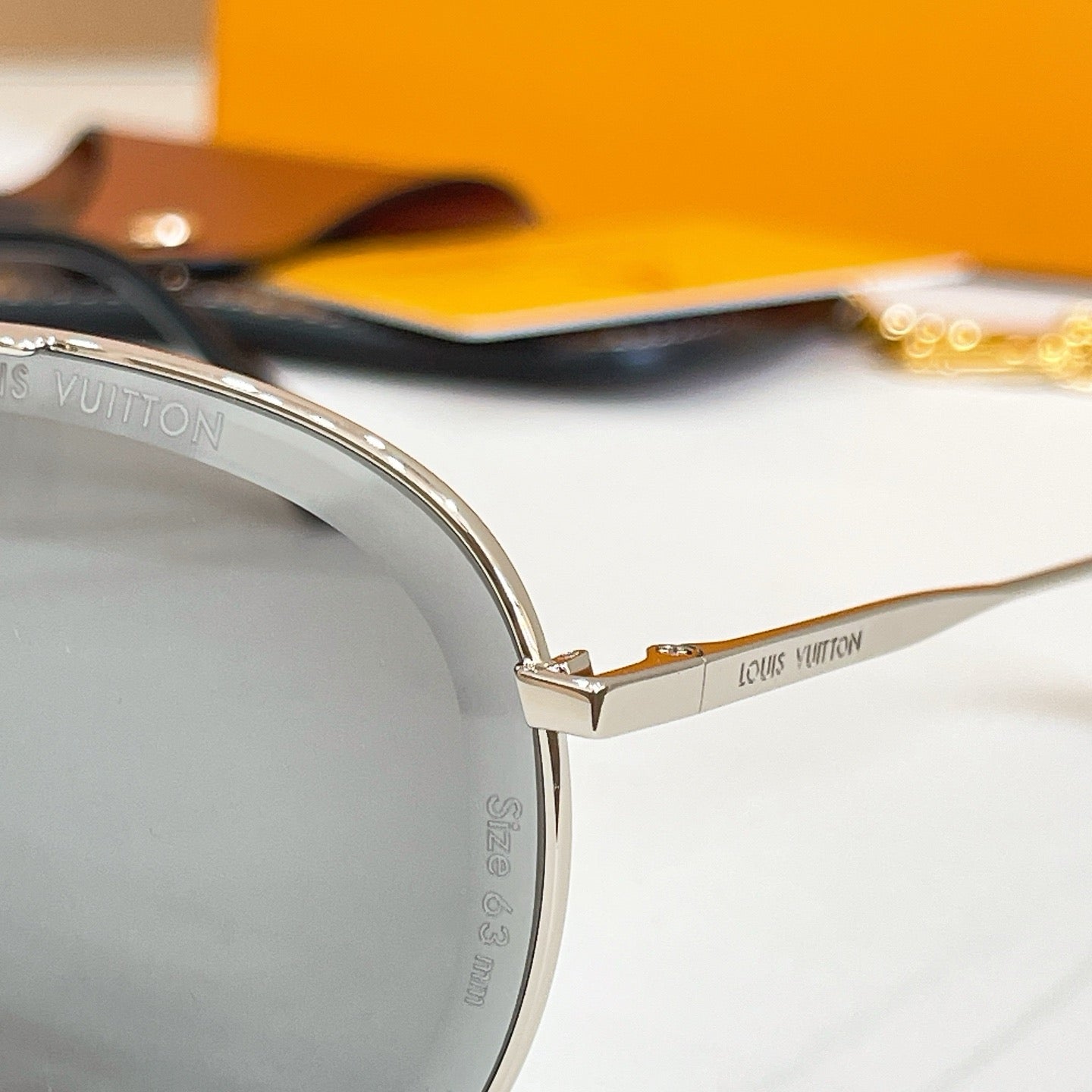 Mehrfarbige Sonnenbrille