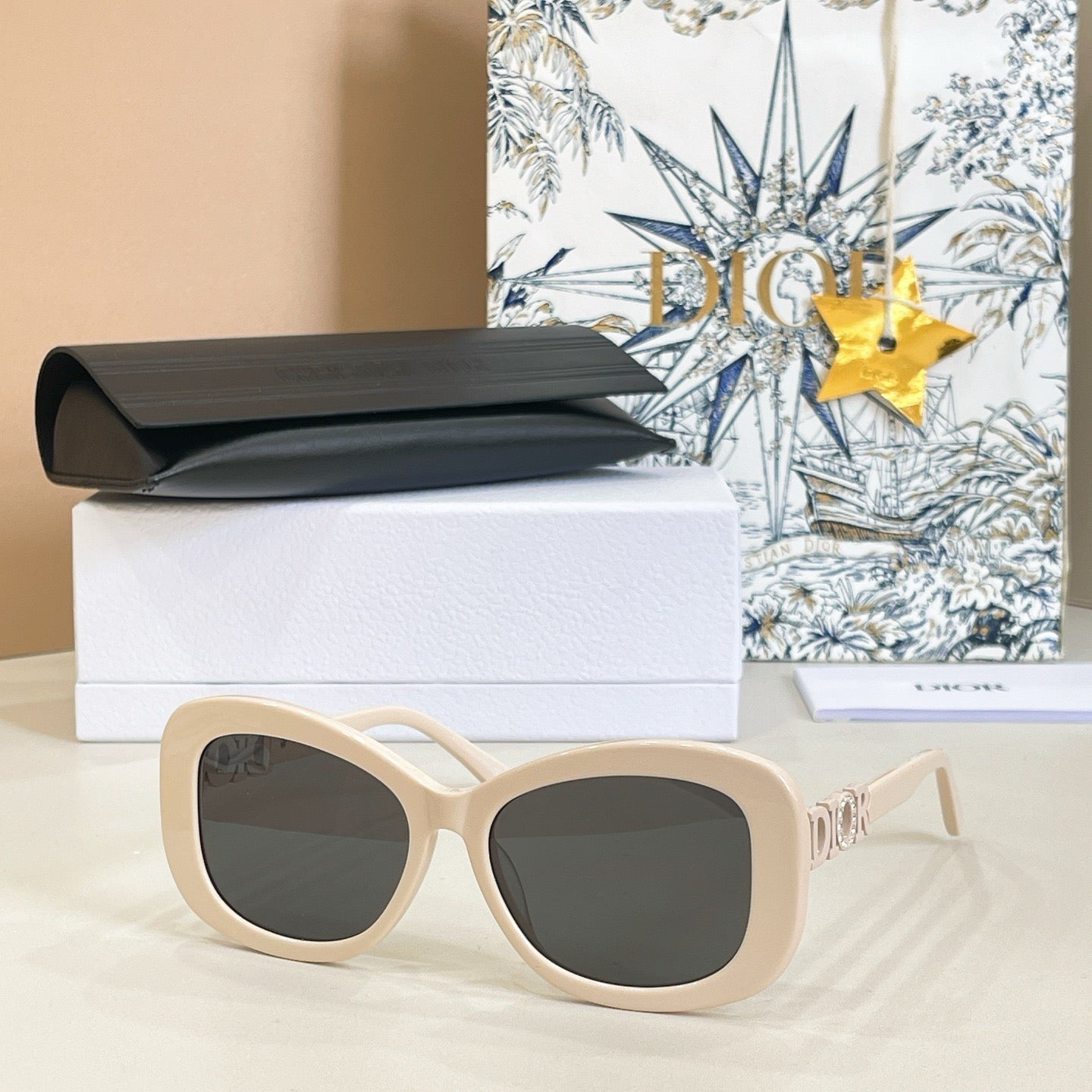 Mehrfarbige Sonnenbrille