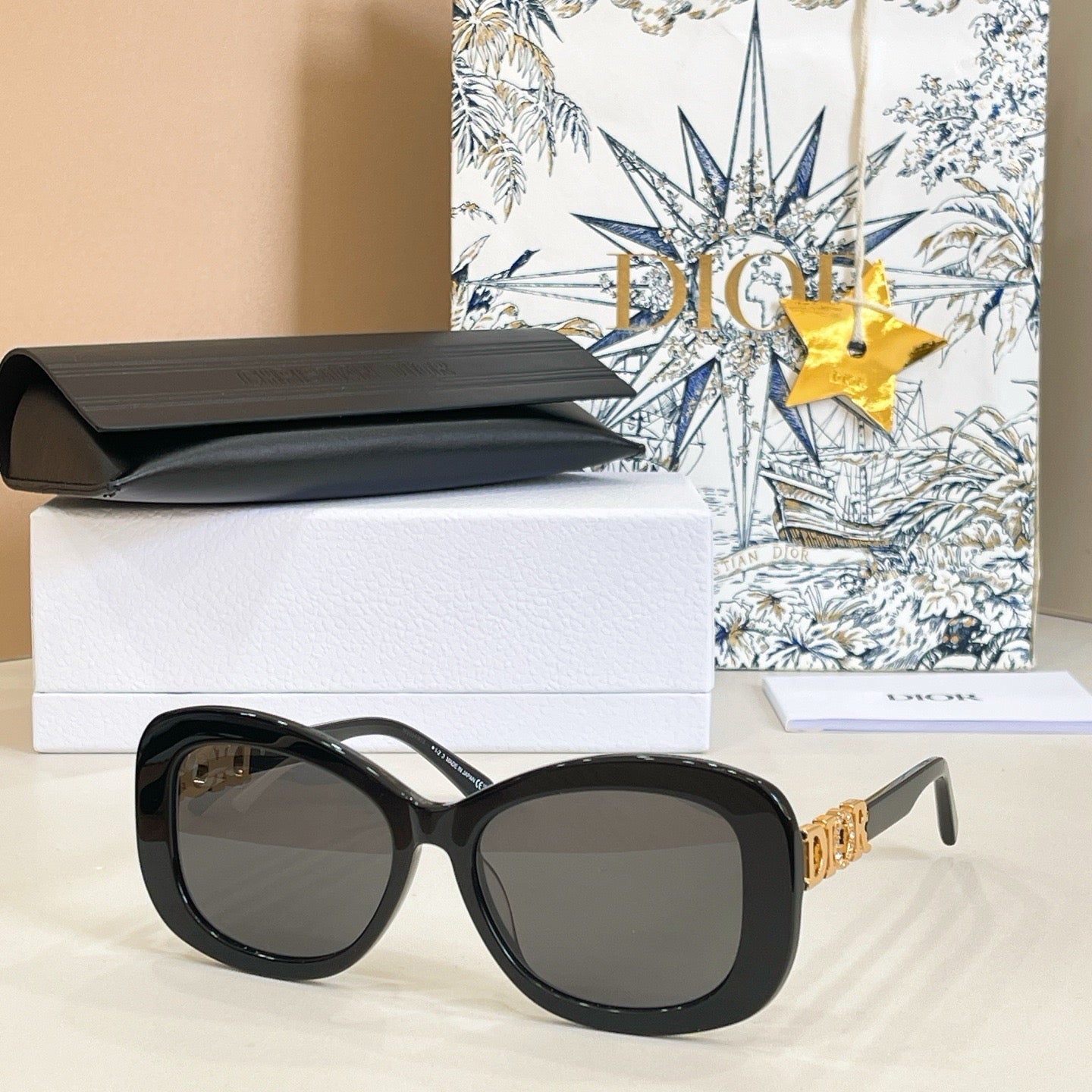 Mehrfarbige Sonnenbrille