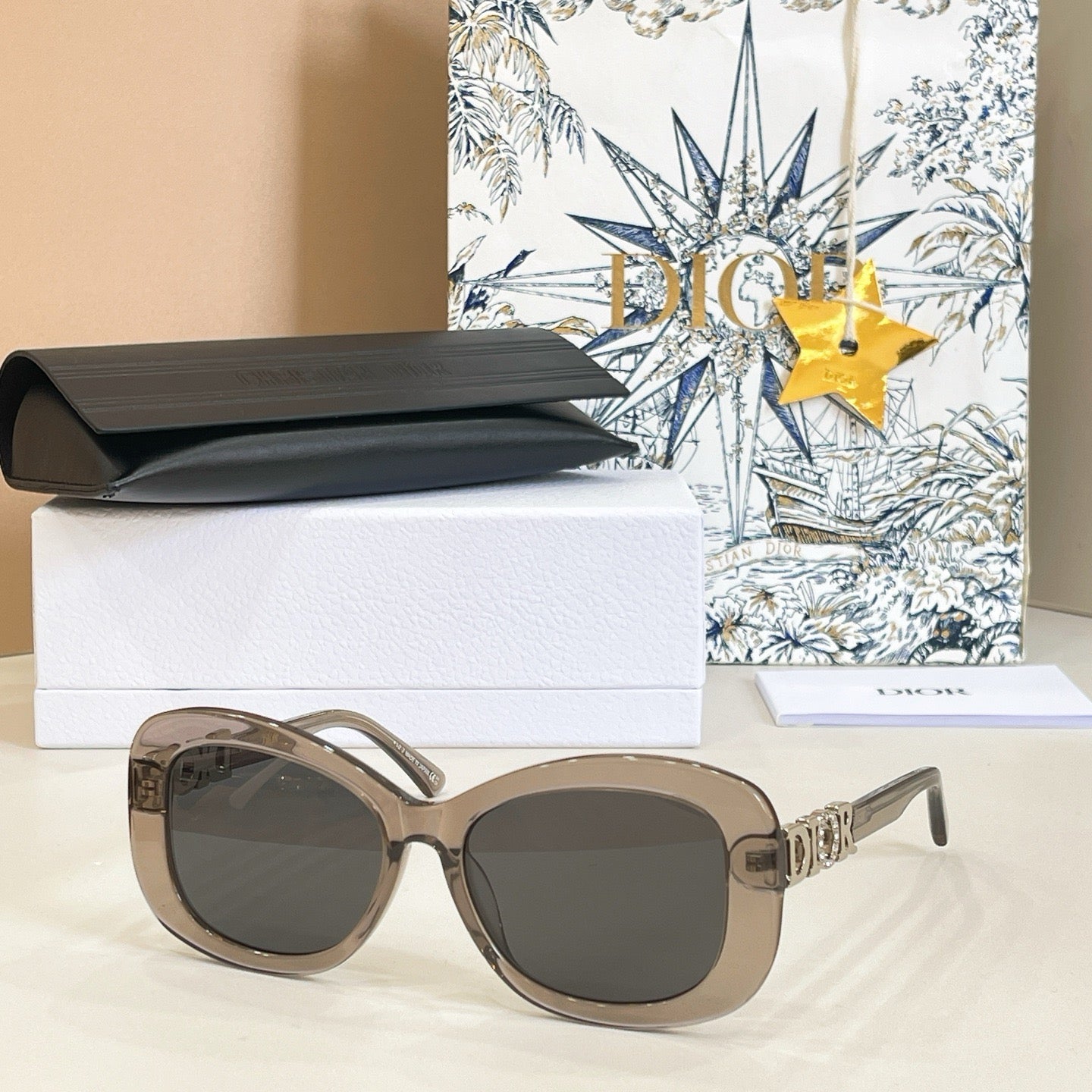 Mehrfarbige Sonnenbrille