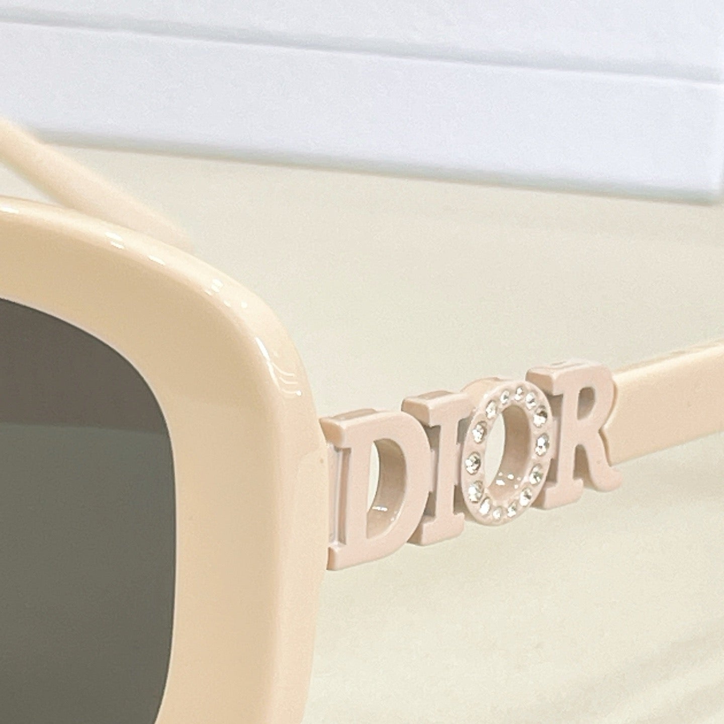 Mehrfarbige Sonnenbrille
