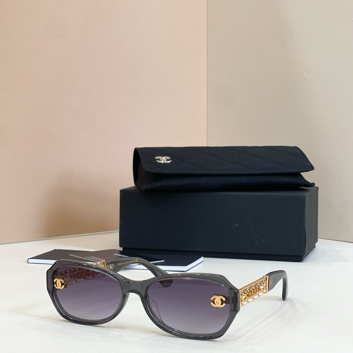 Mehrfarbige Sonnenbrille