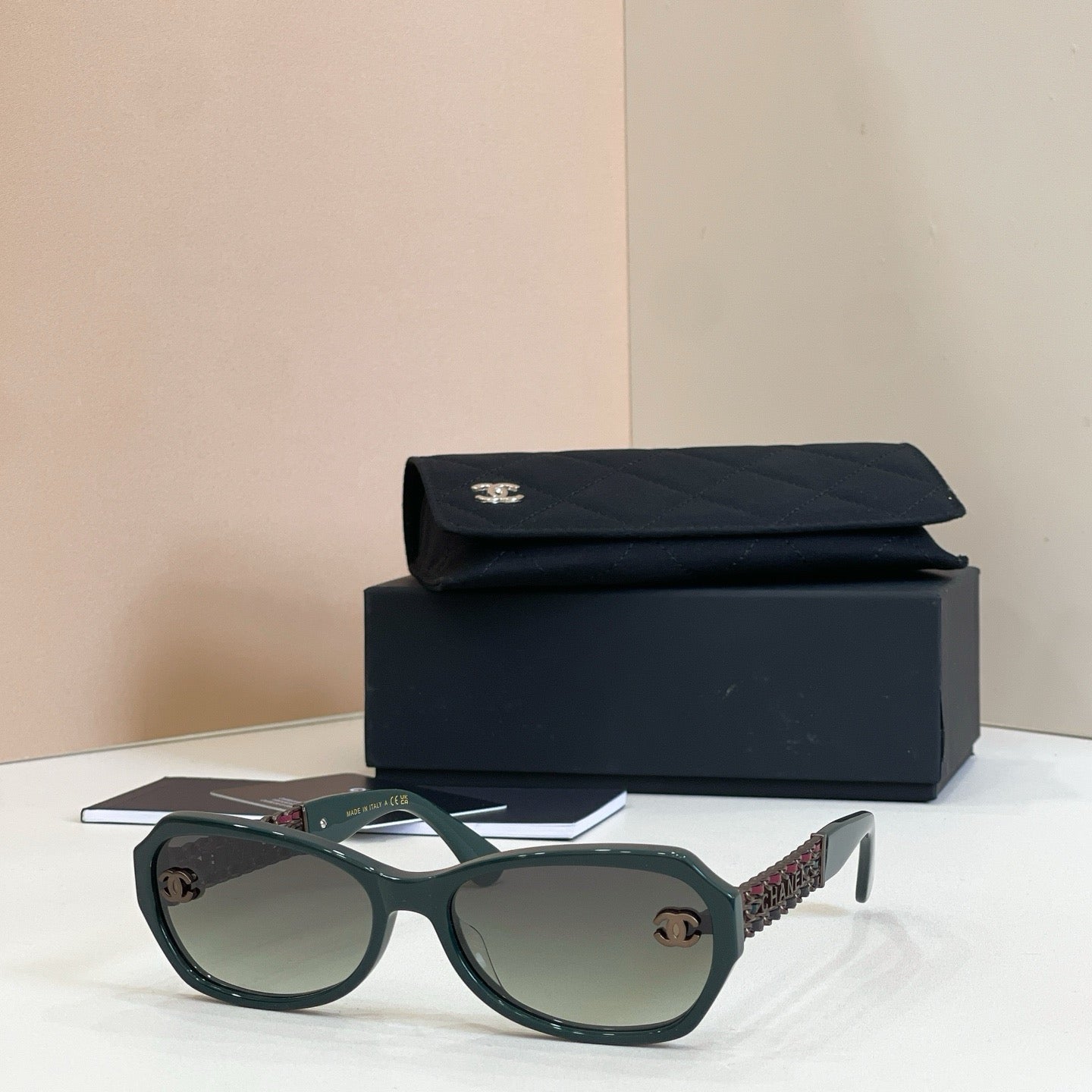 Mehrfarbige Sonnenbrille