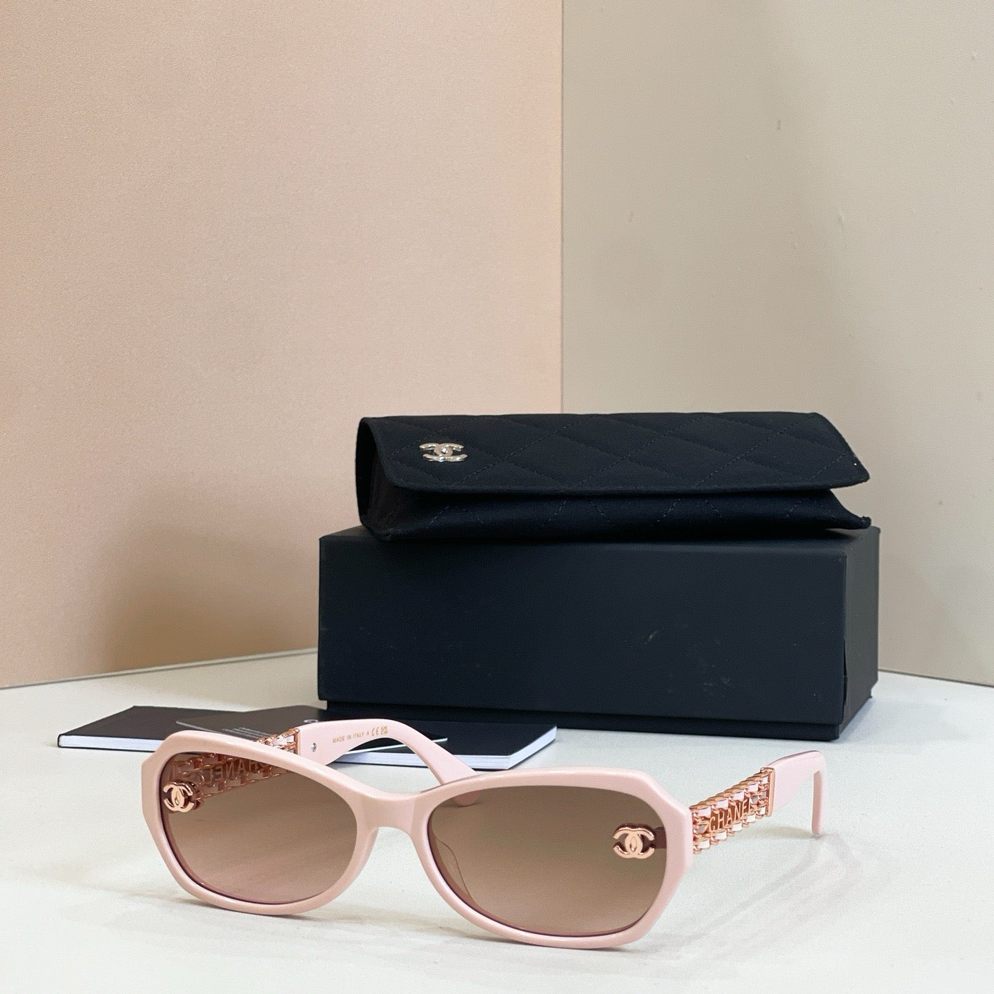 Mehrfarbige Sonnenbrille