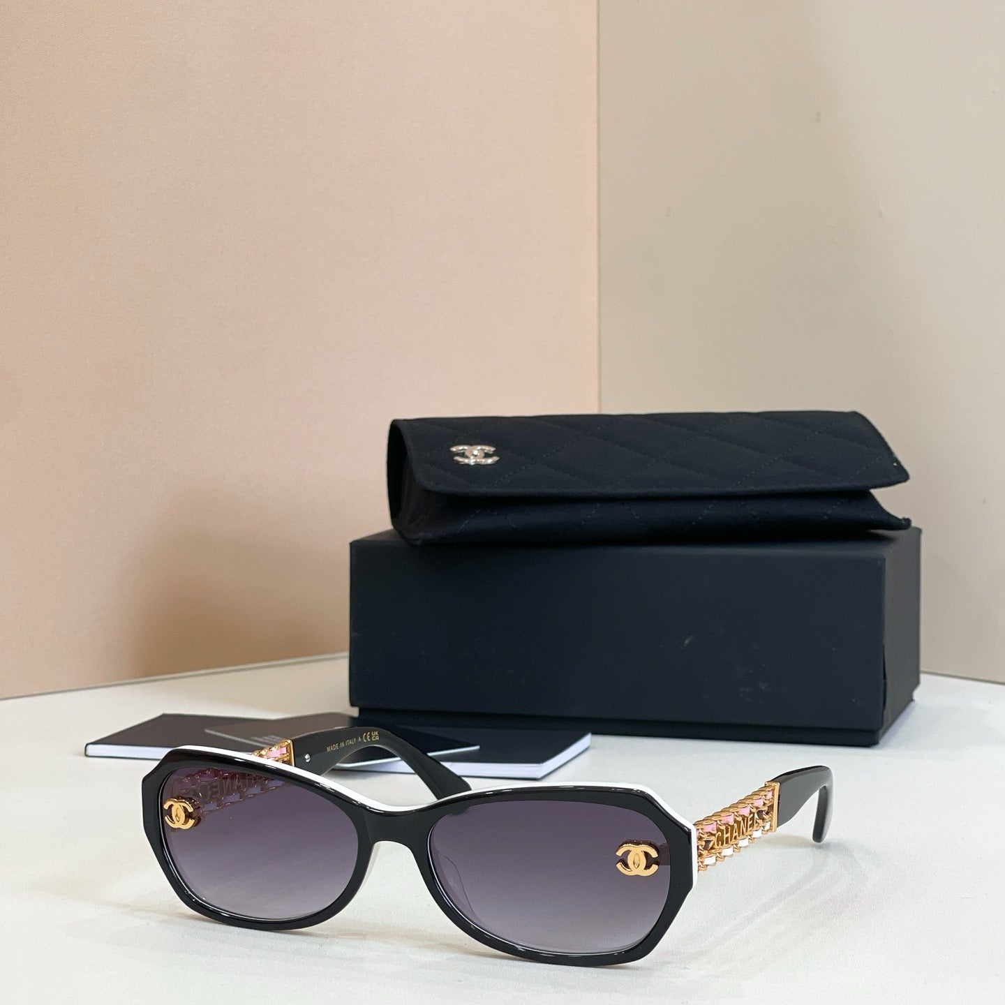 Mehrfarbige Sonnenbrille
