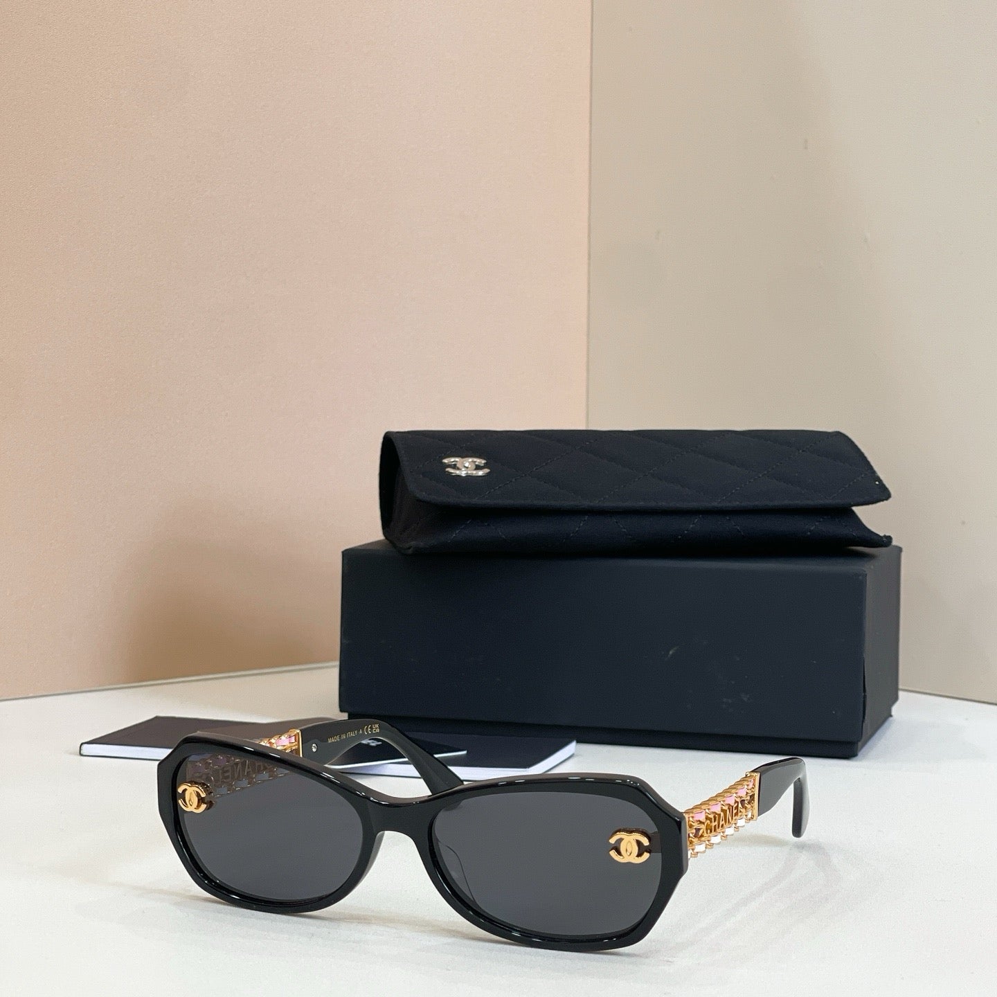Mehrfarbige Sonnenbrille