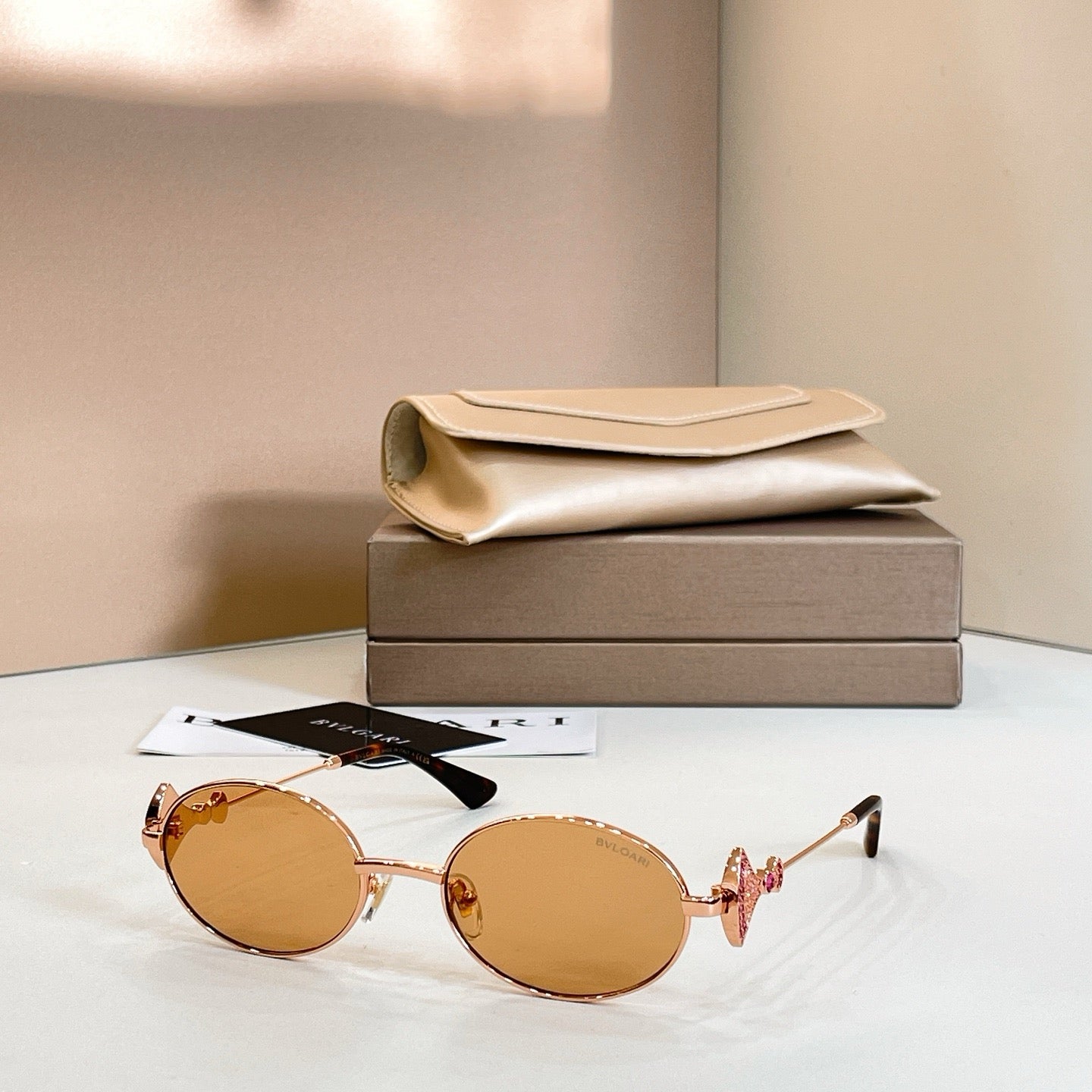Mehrfarbige Sonnenbrille