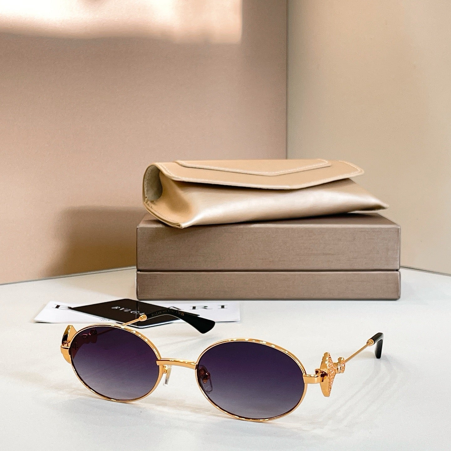 Mehrfarbige Sonnenbrille