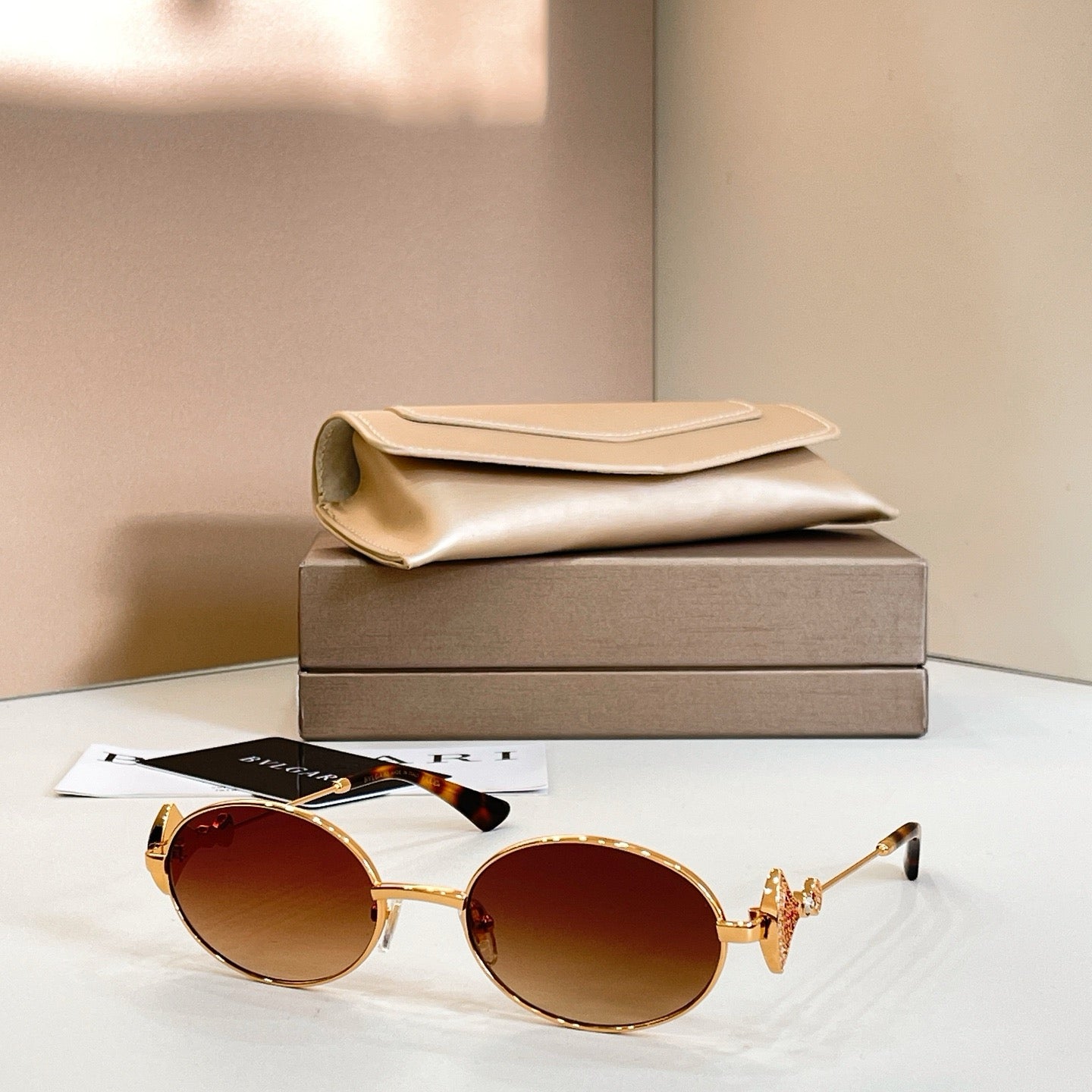 Mehrfarbige Sonnenbrille