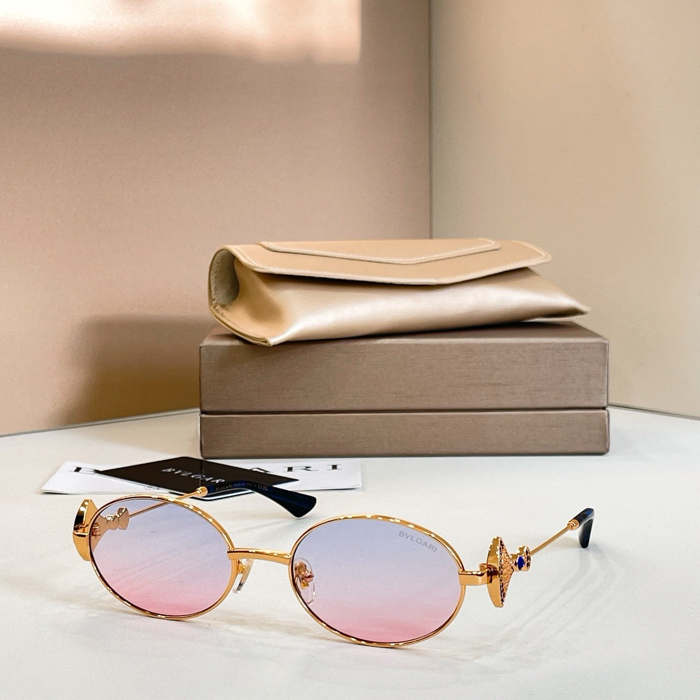 Mehrfarbige Sonnenbrille