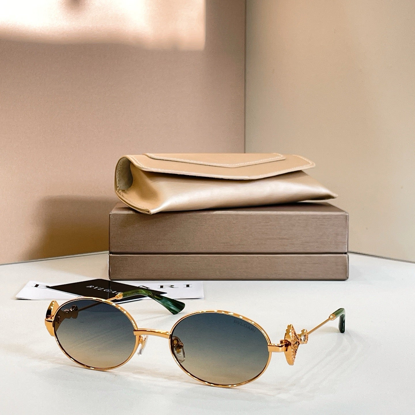 Mehrfarbige Sonnenbrille