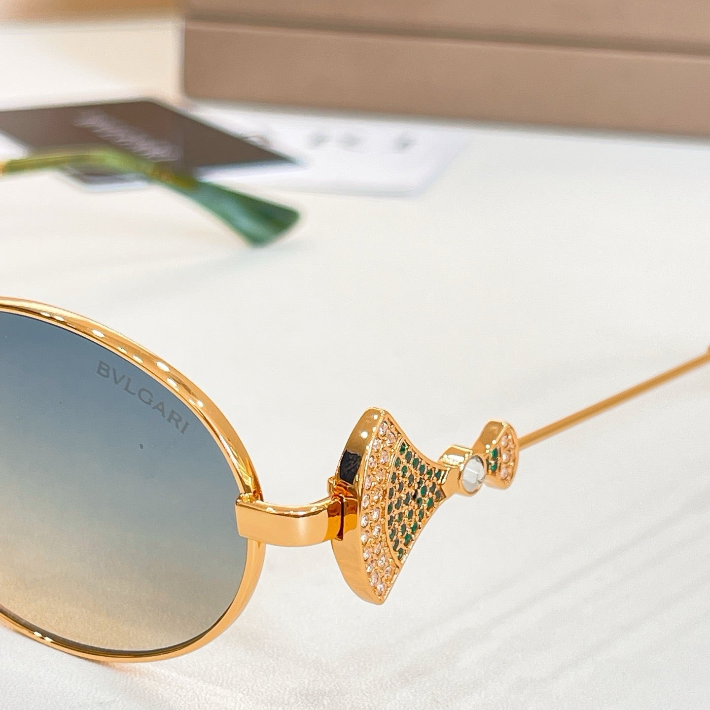 Mehrfarbige Sonnenbrille