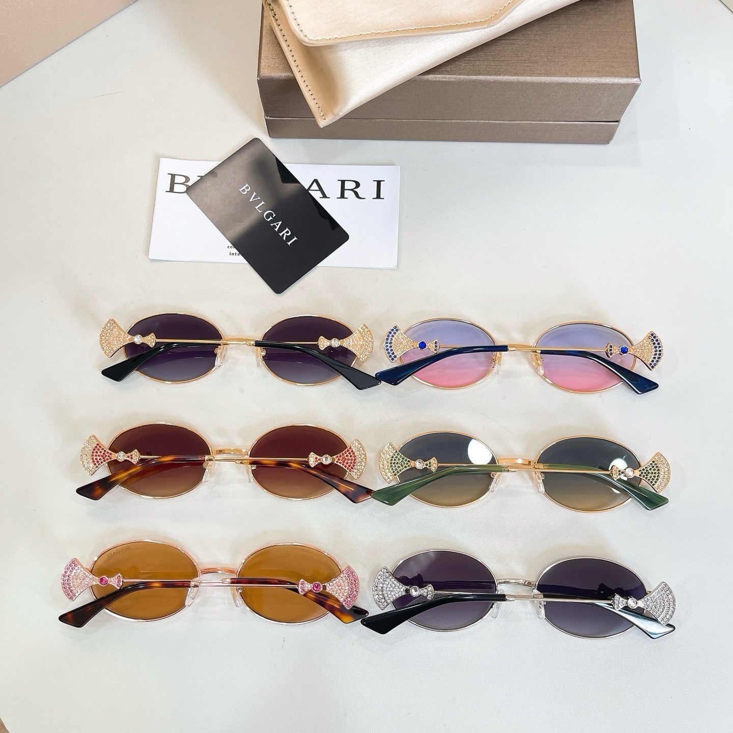 Mehrfarbige Sonnenbrille