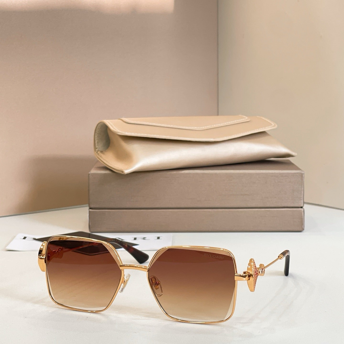 Mehrfarbige Sonnenbrille