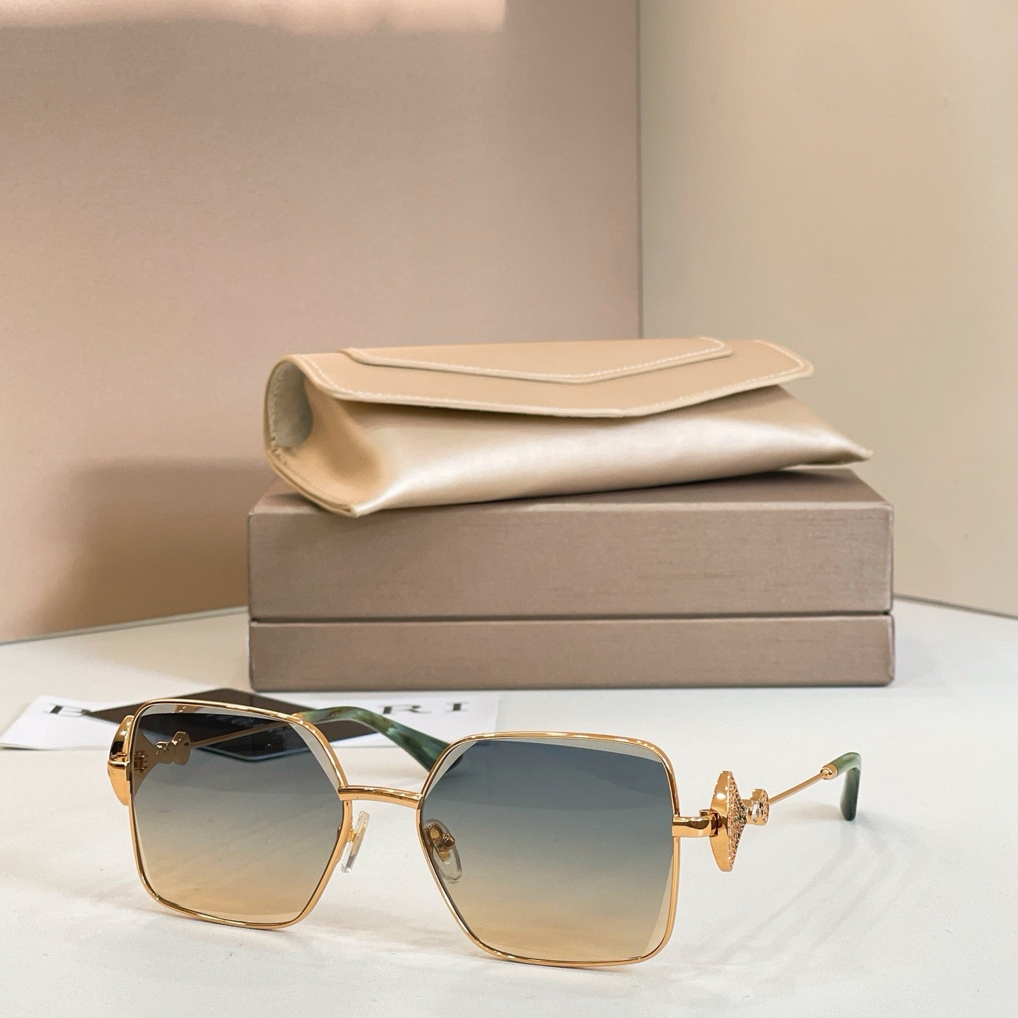 Mehrfarbige Sonnenbrille