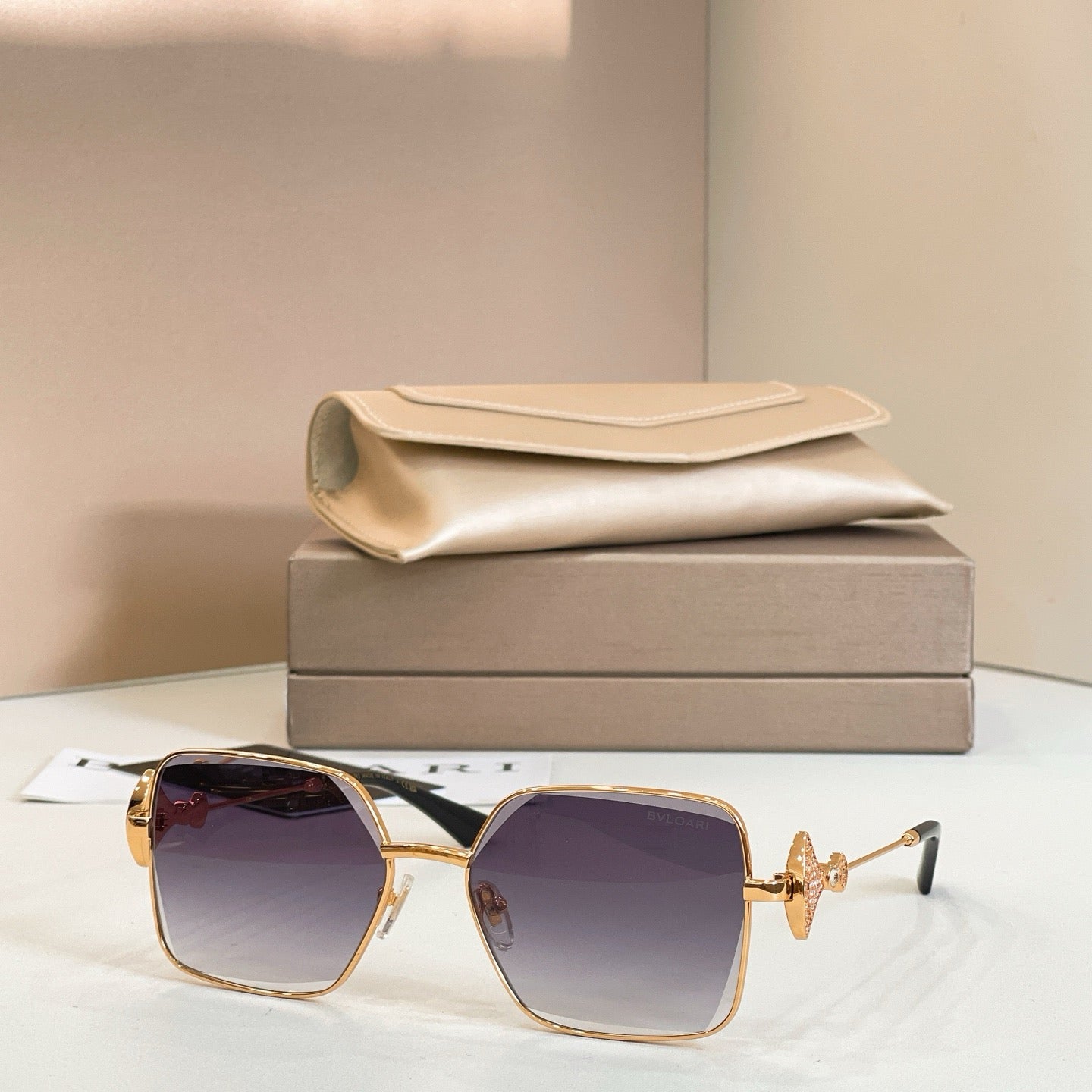 Mehrfarbige Sonnenbrille