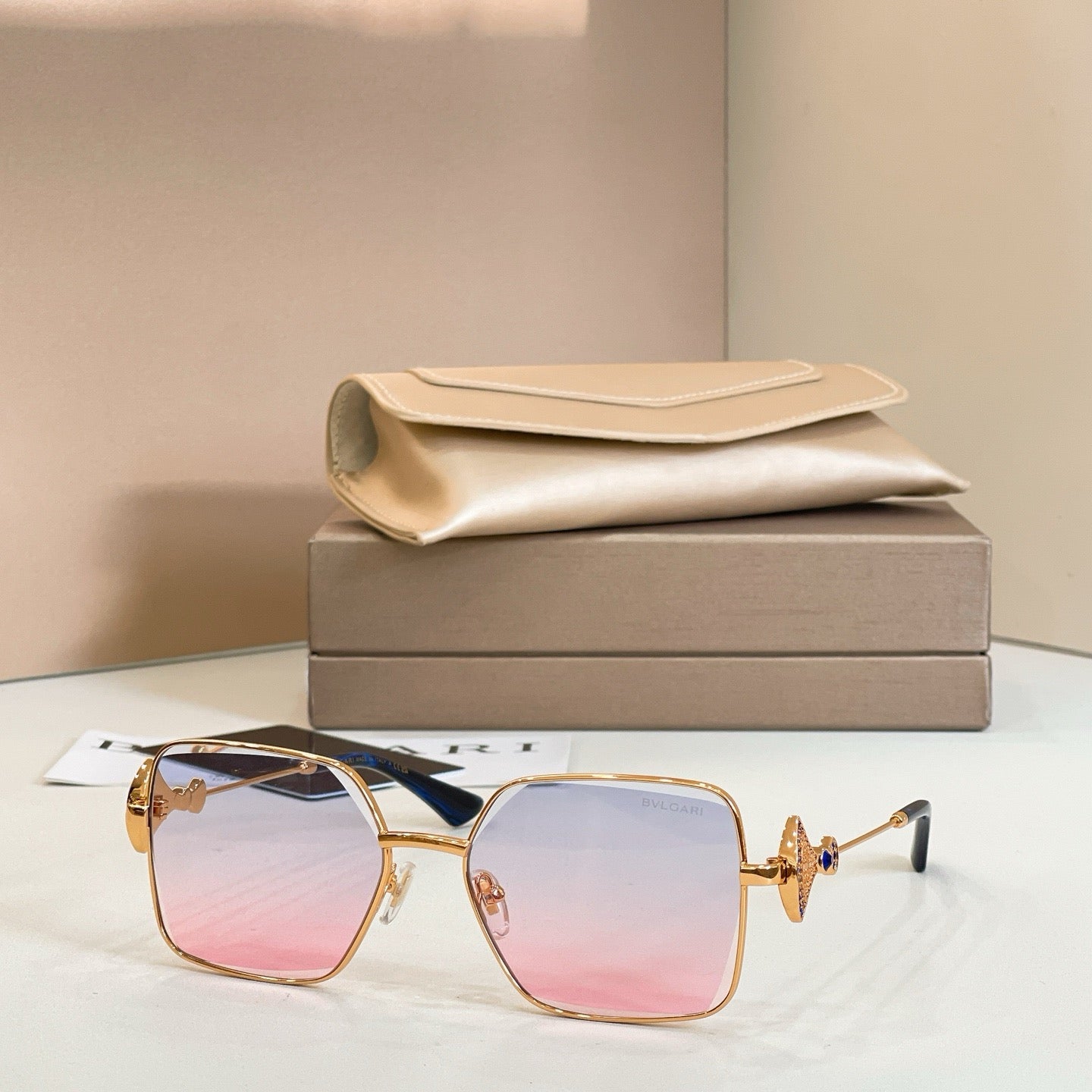 Mehrfarbige Sonnenbrille