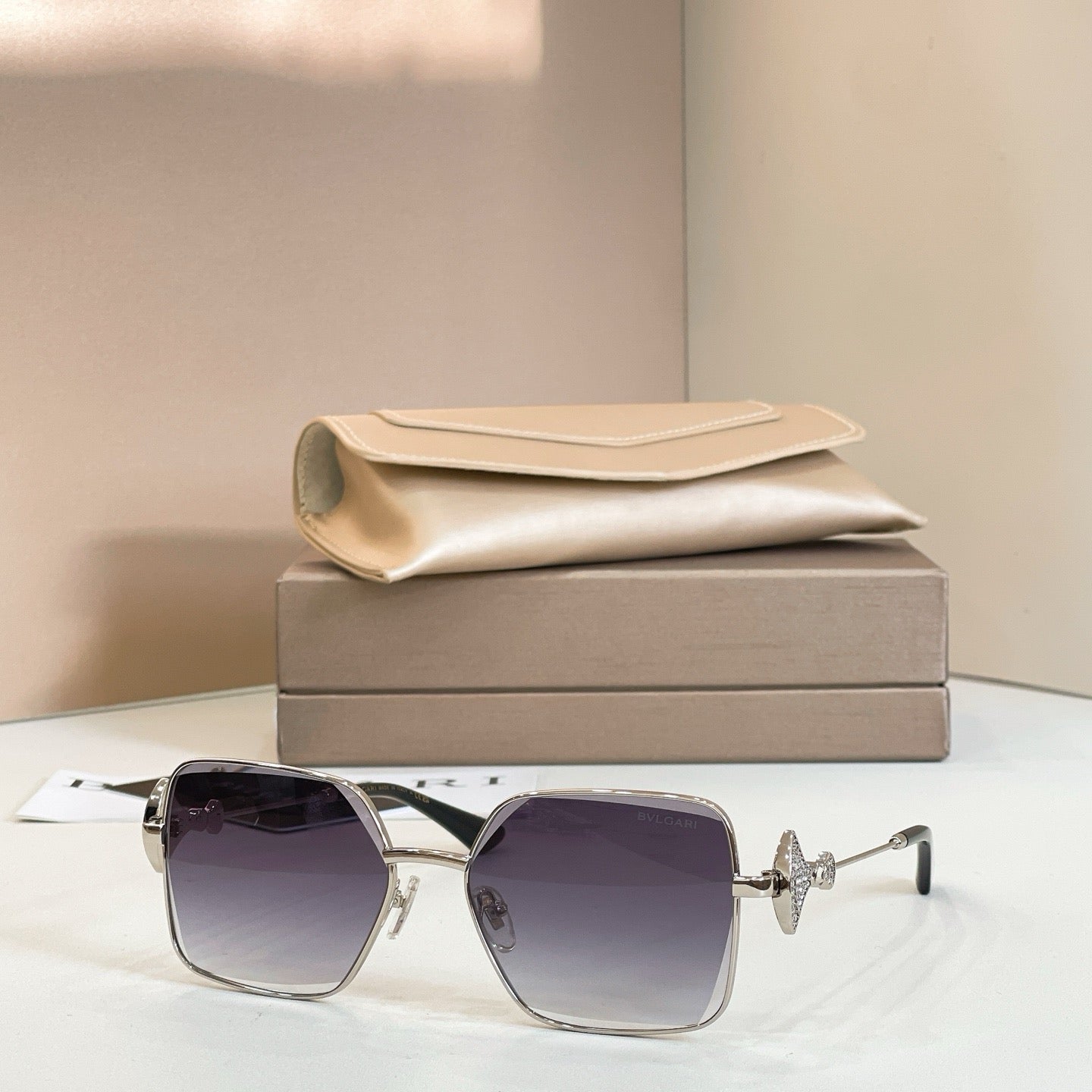 Mehrfarbige Sonnenbrille