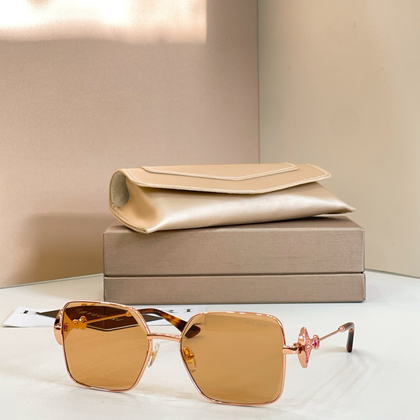 Mehrfarbige Sonnenbrille