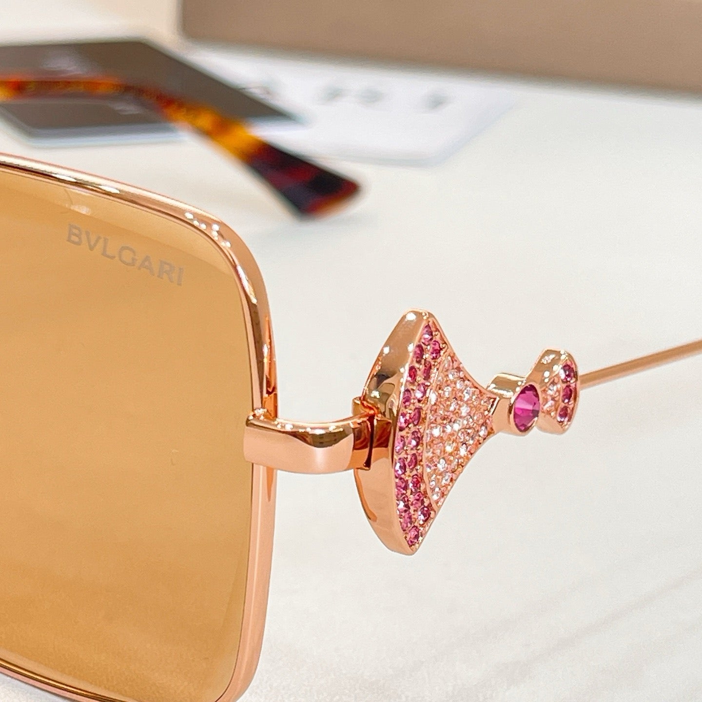 Mehrfarbige Sonnenbrille